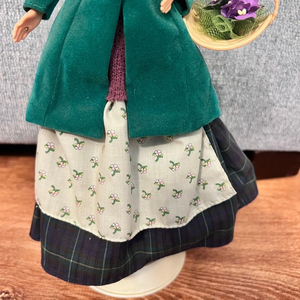 Barbie Eliza Doolittle My Fair Lady Doll 1995 Flower Girl Green Coat Skirt 15497 - Picture 3 of 14